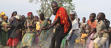 Taigué Ahmed beim Tanzen mit Geflüchteten im Tschad