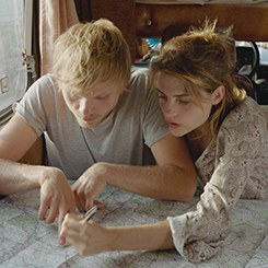 Junge Frau und junger Mann lesen eine Straßenkarte &copy; Bild: Espoo Ciné Aus: 303