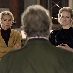 Ein Mann von hinten, zwei Frauen blicken ihn vorwurfsvoll an &copy; Bild: Espoo Ciné Aus: Forget About Nick