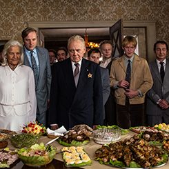 Eine Gruppe Menschen betrachtet ein kaltes Buffet