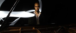 Janne Oksanen pianon ääressä