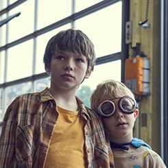 Zwei Jungen im Grundschulalter