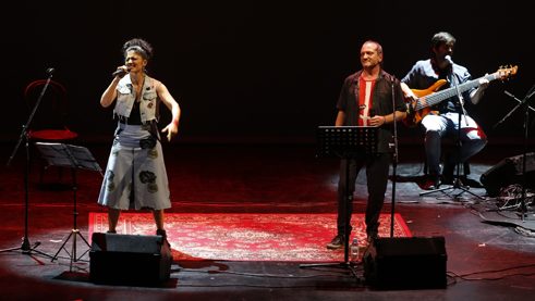 Darío Sztajnszrajber and Lucrecia Pinto on stage