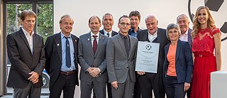 外交部長海科·馬斯（Heiko Maas）（中）及本年兩位獲獎人格爾特·英格斯（Gert Engels）（右）、奧圖·普菲斯特（Otto Pfister）（其左）（照片來源：德國足球大使）