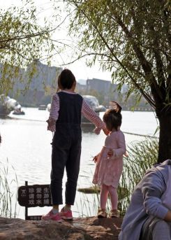 Yings Tochter (rechts) und Cousine (links)