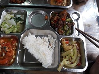 Mittagessen in der Schulmensa