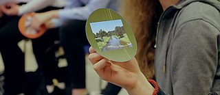 Junge hält Karte mit Freiburger Wahrzeichen