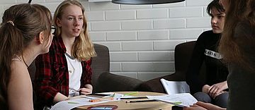 Schülerinnen bei der Gruppenarbeit