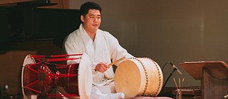 Die Erzählung wurde begleitet von traditioneller Musik, gespielt von Sanghwa Jeong an den Trommeln, Seonggeun Kim an der Zither Ajaeng, Miryeong Shim an der Zither Gayageum und Heonyeong Ahn an der Bambusflöte Daegeum. Anna Rihlmann lieh ihre Stimme aus dem Off. 