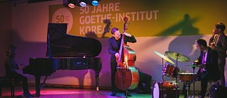 마누엘 바이얀드 콰르텟의 ‘Swingin’ at the haven’ 재즈 연주와 함께 주한독일문화원 설립50주년 기념행사가 시작되었습니다.