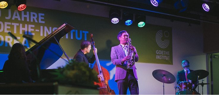 연주자 김지석(색소폰), 임미정(피아노), 마틴 첸커(베이스), 마누엘 바이얀드(드럼 )로 구성된 마누엘 바이얀드 콰르텟의 편안한 재즈사운드로 행사 저녁이 더욱 풍성해졌습니다.