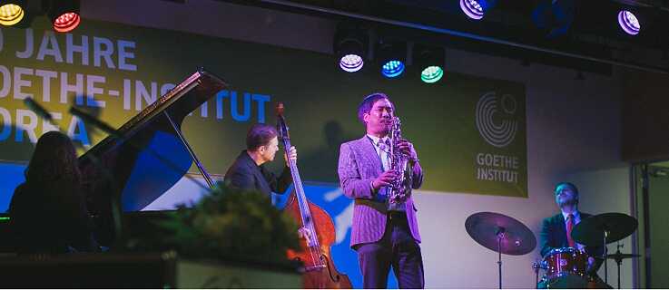 Das Manuel Weyand Quartett, bestehend aus Jeeseok Kim am Saxophon, Mijung Lim am Klavier, Martin Zenker am Bass und Manuel Weyand am Schlagzeug, begleitete den gesamten Abend mit entspanntem Jazzsound.