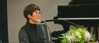 Sunjung Kim, die Präsidentin der Gwangju Biennale Foundation, gehört zu den langjährigen Partnern des Goethe-Instituts Korea. Seit 1990 hat sie mit dem Institut verschiedene internationale Projekte mitgestaltet. Sie dankte dem Goethe-Institut „für das Säen der Samen, die nun wachsen und gedeihen können“.