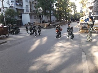 Kindergartenkindern in Militäruniform