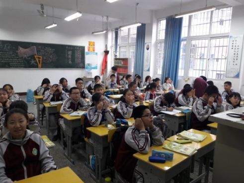 Die siebte Klasse bei der täglichen Augenmassage