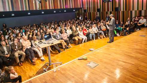 Full house for Ranga Yogeshwar’s lecture on “The Future of the Digital World”