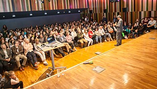 Full house for Ranga Yogeshwar’s lecture on “The Future of the Digital World”