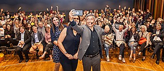 Ranga Yogeshwar takes a selfie with the audience