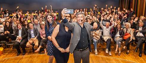 Ranga Yogeshwar takes a selfie with the audience