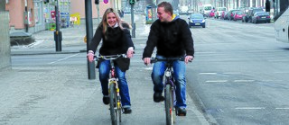 Ein Mann und eine Frau fahren nebeneinander Fahrrad.