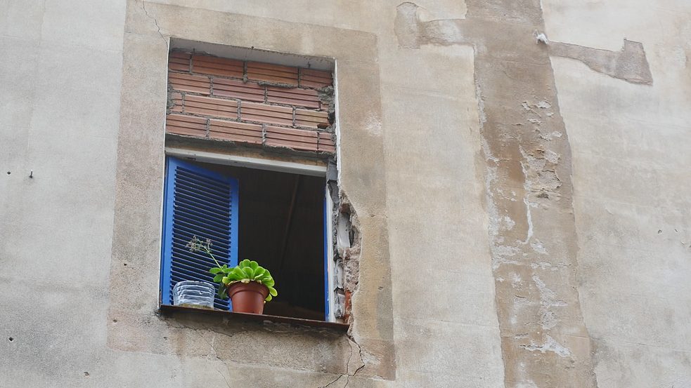  vensters in een gekraakt huis in de straat Lancaster