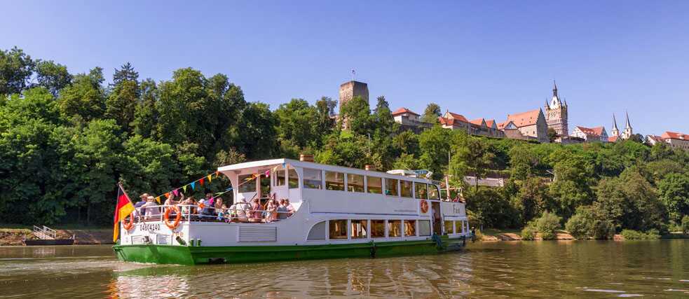Ein Ausflugsdampfer fährt auf einem Fluss.