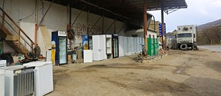 Fortschreiten der Zivilisation. Dagestan, Mai 2017. Tankstelle und Geschäft für Haushaltswaren aus zweiter Hand. Technische Geräte kommen aus Finnland nach Dagestan.