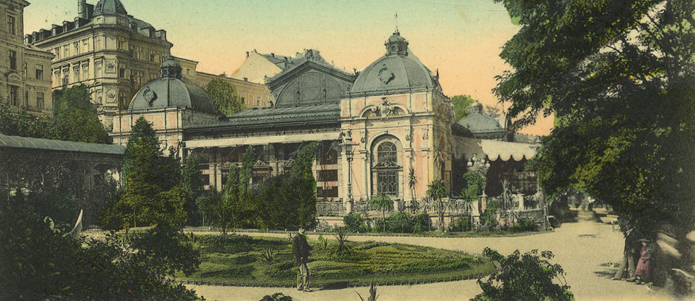 Ansichtkaart van het stadspark in Karlovy Vary rond 1900