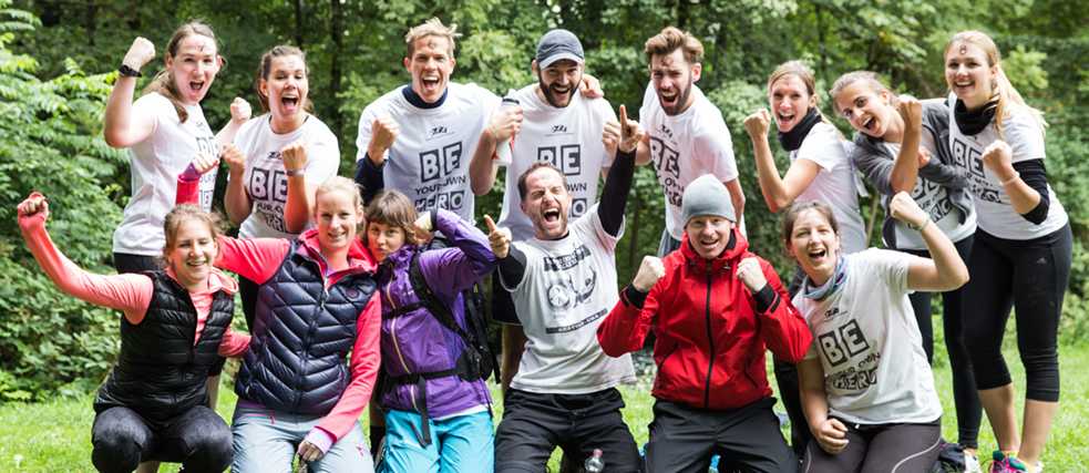 Eine Gruppe von Menschen macht Sport im Freien.