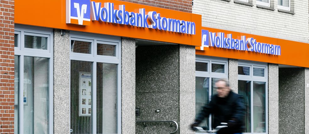 Lorsque le juriste Hermann Schulze-Delitzsch créa au XIXe siècle les caisses communes pour les usines artisanales, il posa les bases de la Volksbank et de la Raiffeisenbank qui sont organisées aujourd’hui encore sous forme de coopératives.