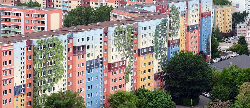 Skyrocketing rents in the cities are driving the call for cooperative flat construction in Germany. Here in Alt-Friedrichtsfelde in Berlin-Lichtenberg, the façades of the apartments built by the Solidarität building cooperative are artistically decked out in bright colours.