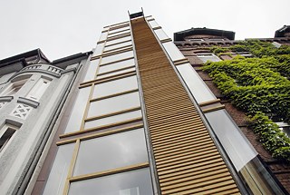 <b>Maison étroite économe en énergie à Kiel</b><br/>L'architecte Björn Siemsen a construit une maison unifamiliale extrêmement étroite dans un espace entre deux bâtiments à Kiel : 80 centimètres de large à l'arrière - pas assez de place pour étendre ses bras - mais l’avant mesure 4,5 mètres et l'intérieur offre une surface au sol d’un total de 29 mètres carrés. En 2007, Siemsen a reçu un prix environnemental pour son projet construit principalement à partir de matériaux écologiques et avec un chauffage fonctionnant par rayonnement mural.
