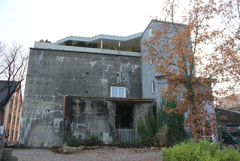<b>Appartement-terrasse sur un bunker à Flensburg</b><br/>En 2009, l'architecte Andra Zsiray a réalisé un appartement-terrasse d'un étage sur le toit d'un bunker de la Seconde Guerre mondiale de 12 mètres à Flensburg. Un ascenseur extérieur transporte les visiteurs jusqu'au toit d'environ 400 mètres carrés. Zsiray travaille et vit dans cet espace inhabituel.