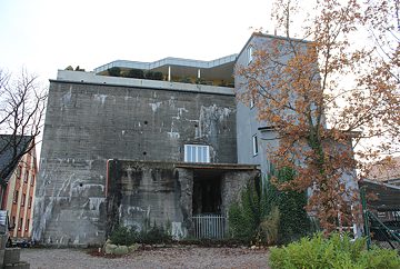 <b>Appartement-terrasse sur un bunker à Flensburg</b><br/>En 2009, l'architecte Andra Zsiray a réalisé un appartement-terrasse d'un étage sur le toit d'un bunker de la Seconde Guerre mondiale de 12 mètres à Flensburg. Un ascenseur extérieur transporte les visiteurs jusqu'au toit d'environ 400 mètres carrés. Zsiray travaille et vit dans cet espace inhabituel.