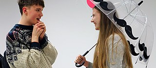 Junge und Mädchen freuen sich