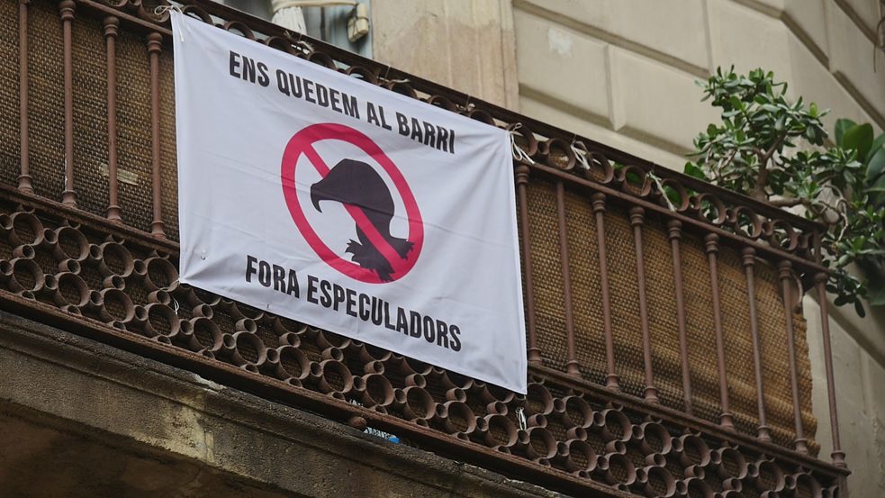 Banner de protesto contra a gentrificação e a especulação imobiliária no Bairro Gótico