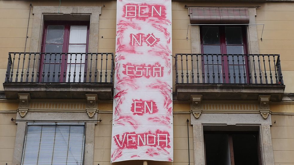 Banner de protesto contra a gentrificação e a especulação imobiliária no Bairro Gótico