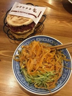 Typische Nudeln für Xi’an und ein Chinese Hamburger