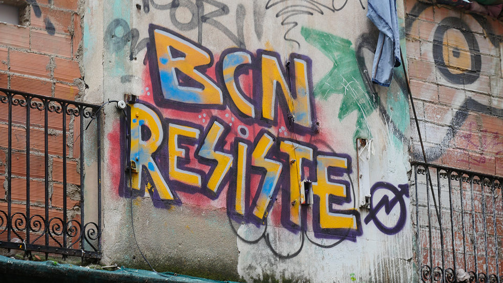 Grafito “Barcelona resiste”