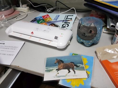 Das Lehrerklischee schlechthin: Die Laminiermaschine