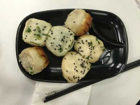 Eine Spezialität in Shanghai: Shengjian Mantou