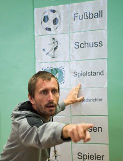 The combination of German and football even motivates learners who are less literate in foreign languages. 