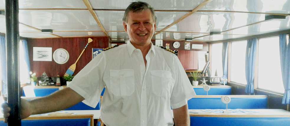 Der Schiffskapitän Robert Schneider auf dem Schiff.
