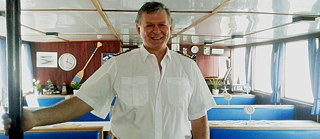 Der Schiffskapitän Robert Schneider auf dem Schiff.