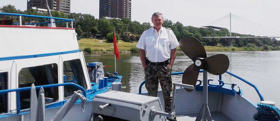 Kapitän Robert Schneider auf dem Schiff.
