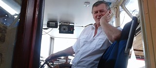羅伯特‧施奈德船長在他的船上。 © 照片（剪影）：羅伯特‧施奈德 © 羅伯特‧施奈德 羅伯特‧施奈德船長正在掌舵。