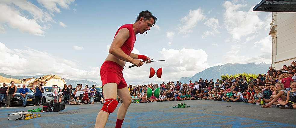 Kostümwechsel: im roten Outfit beim Festival International des Artistes de Rue in Vevey, Schweiz 