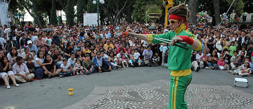 Žonglér DJuggledy na festivalu Puebla v Mexiku