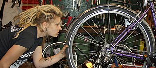 Paula in the bike shop “Kettenreaktion” in Leipzig-Connewitz 