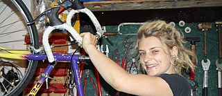 寶拉給顧客意見、修理及販售單車。